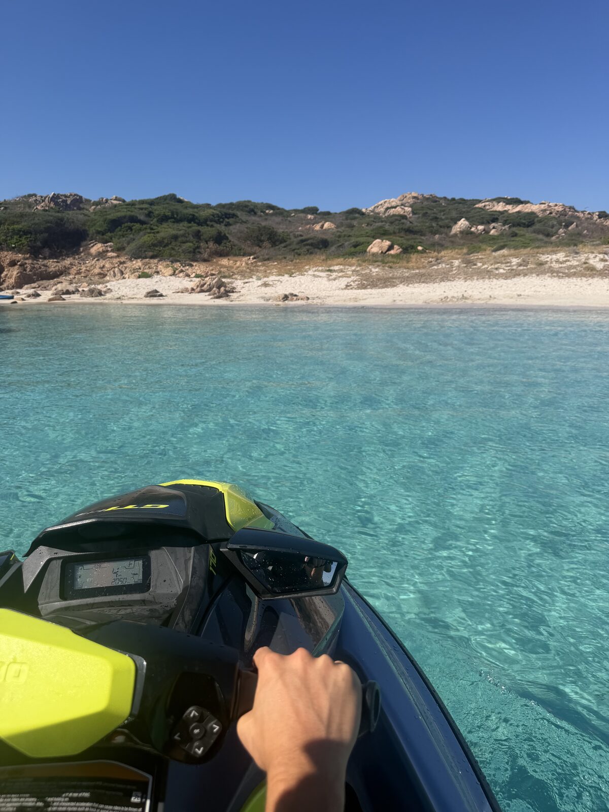 Vista a bordo della moto d'acqua sulle acque turchesi della Costa Smeralda